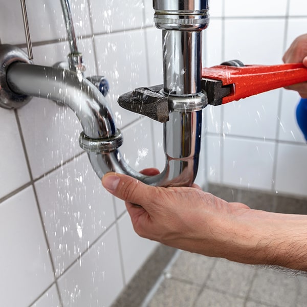 plomeros de emergencia trabaja rápidamente para solucionar problemas de tuberías rotas en baños